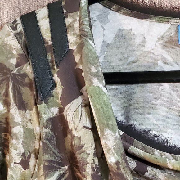 Vera Wang Camouflage Blouse - Picture 6 of 6